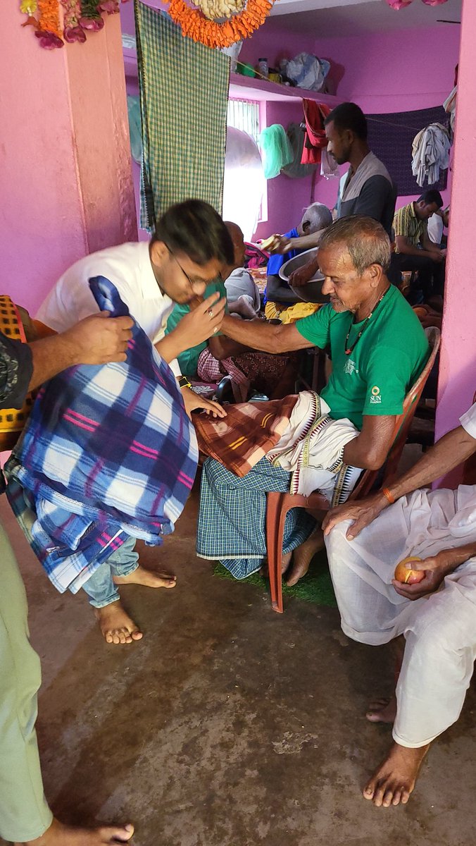 Dashavatar23's tweet photo. One of our team member celebrated his birthday by donating blankets , fruits and Groceries in Righaghar Village , Old Age Home , Rajnagar block
Kendrapara district .
Thankyou for such a thoughtful gesture &amp; for inspiring the society! 
#birthdayparty
#Happiness
#celebrations https://t.co/ClqsWqwWXj