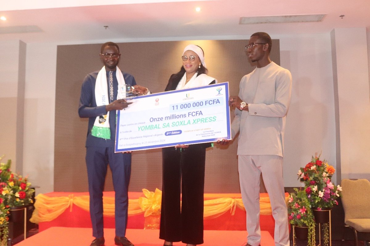 UEMOA_Officiel's tweet photo. 3e édition du Concours Tremplin #StartupUEMOA au Sénégal
Les lauréats ont reçu leurs prix ce 23 décembre à #Dakar. Yombal Sa Soxla Xpress Sa remporte le 4e prix régional d’excellence de 11.000.000 FCFA. 3 prix d’encouragement sont allés à #YalamSuarl, #Minawa et #TeamTamEvents. https://t.co/sJUpbaVB8q
