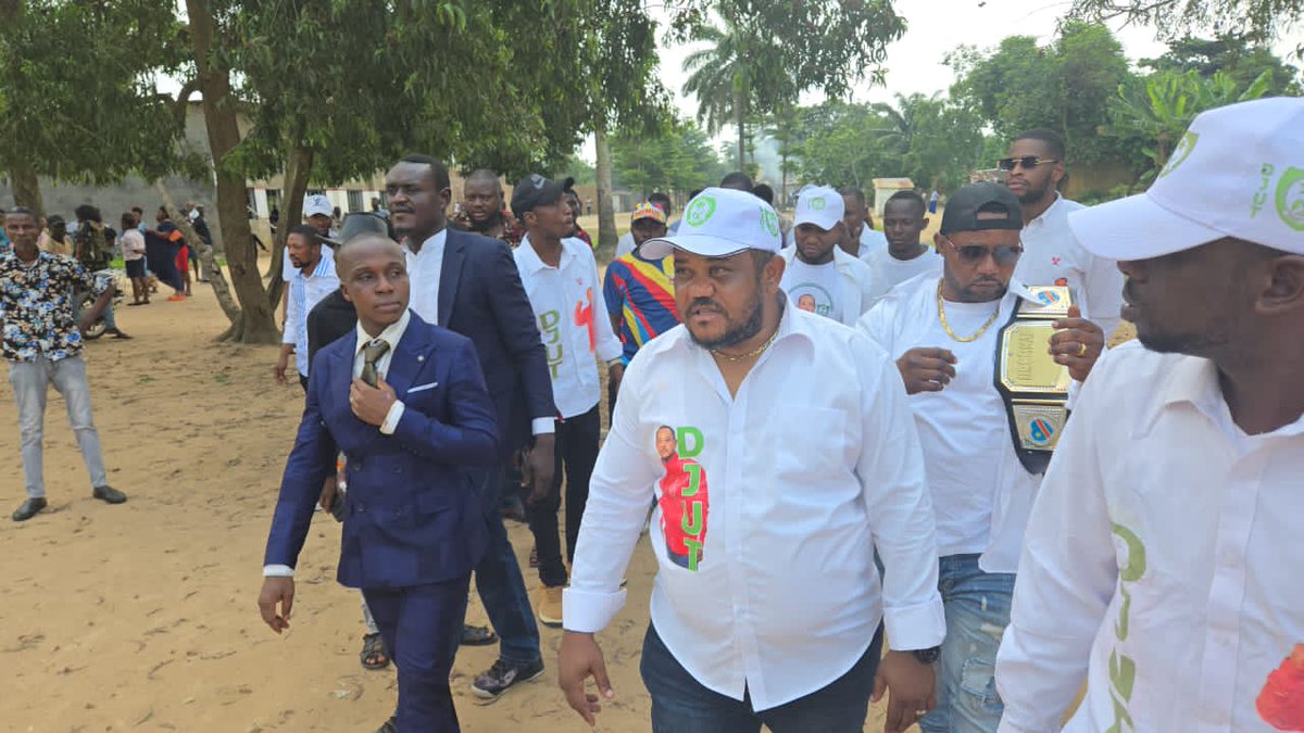 CLusukisa76864's tweet photo. Le coordonnateur National de la MPN-UNC @Ombilingo01  séjourne à Kisangani 

Avant d'arriver au quartier général, l'homme aux actions concrètes a visité ses œuvres réalisées et chantiers en cours, en commençant par le pont de PK5, 15 ème Kabondo et l'Ecole Kandolo. https://t.co/kyAhehJ14V