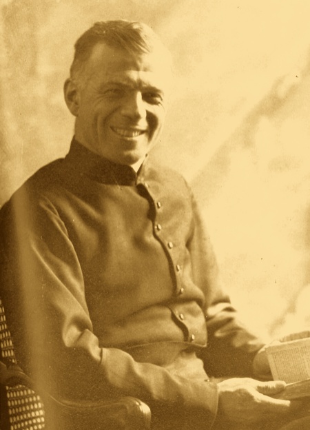 24 décembre 1942. Montbéliard. Les Allemands sont venus en grand uniforme assister à la messe. Le prêtre fait signe d'apporter la crèche. Quand Jésus, Marie et Joseph sont dévoilés, tout le monde découvre l'étoile jaune qu'il a collée sur chaque poitrine... Noël façon Jean Flory.