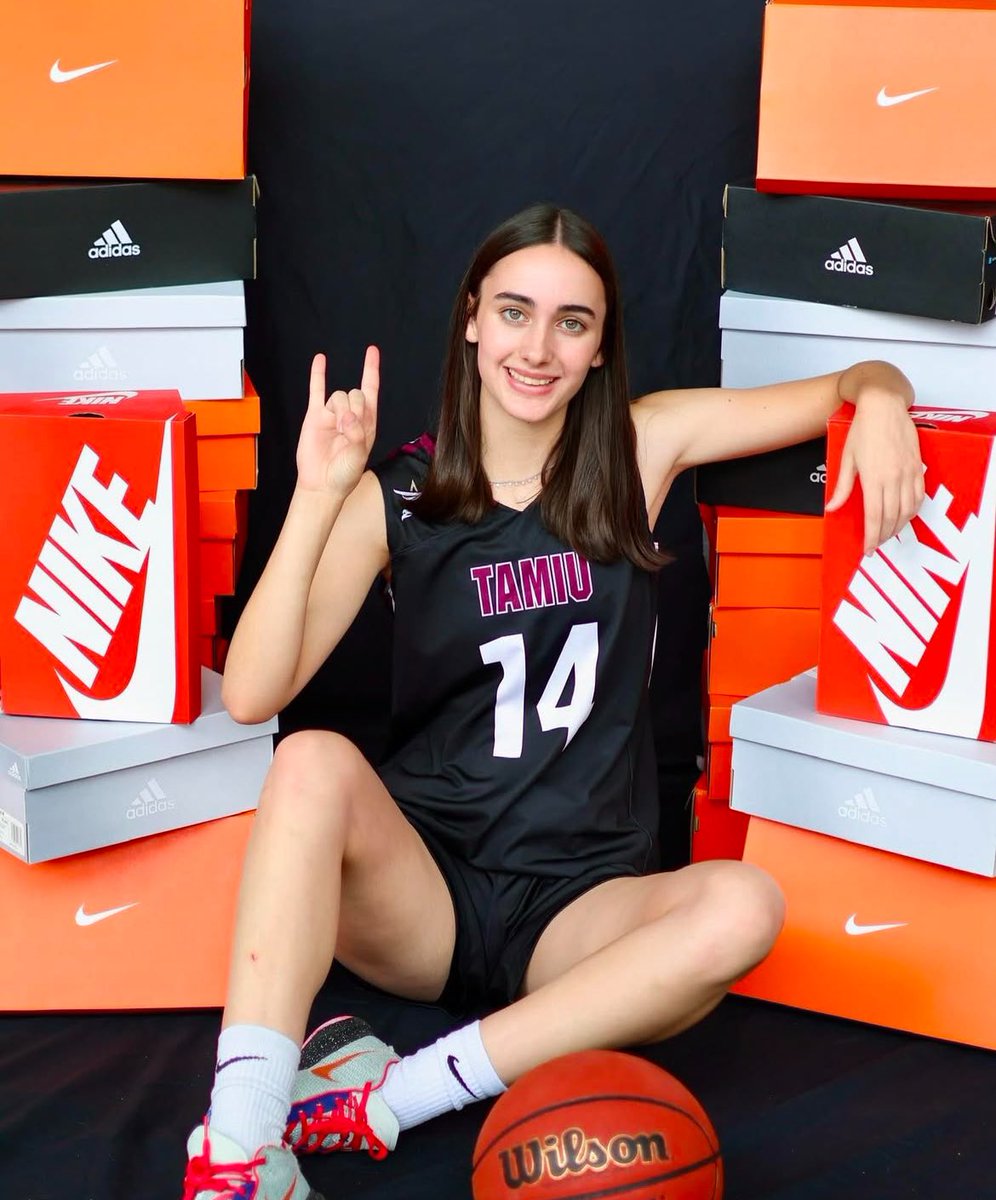 💥GRAN PARTIDO💥

De Carmen Morcillo en su primer año con Texas International 🎓 en <a href="/NCAADII/">NCAA Division II</a> 🇪🇸✈️🇺🇸⛹️‍♀️

🎯 16 puntos
🎁 1 asistencia
🏴‍☠️ 2 robos
⏰ 20 minutos