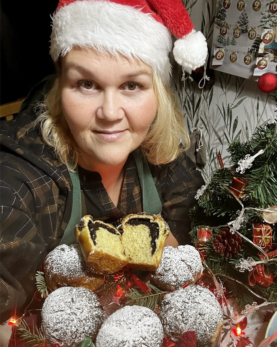 BritishBakeOff's tweet photo. "Remember Christmas is not about a perfect turkey, a perfect Christmas tree or a perfect table! It is about the joy we spread, the love we share and the family we got! From my heart to yours, from my home to yours, Merry Christmas and a Happy New Year, everyone!" – Nelly. #GBBO https://t.co/tQtlPUgHFG