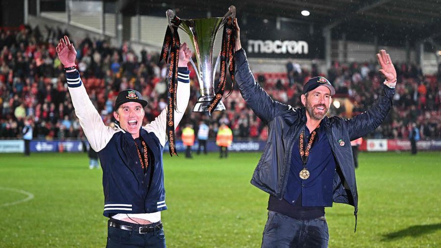 AlexNoubeyou's tweet image. C&apos;était le pari le plus risqué de l&apos;histoire

Pendant le Covid, Ryan Reynolds a acheté l&apos;un des plus vieux clubs de football, alors en faillite, pour 2,5 millions $.

Tout le monde le pensait fou.

Mais ce qu&apos;il en a fait est entré dans l&apos;histoire.

Voici l&apos;histoire complète :