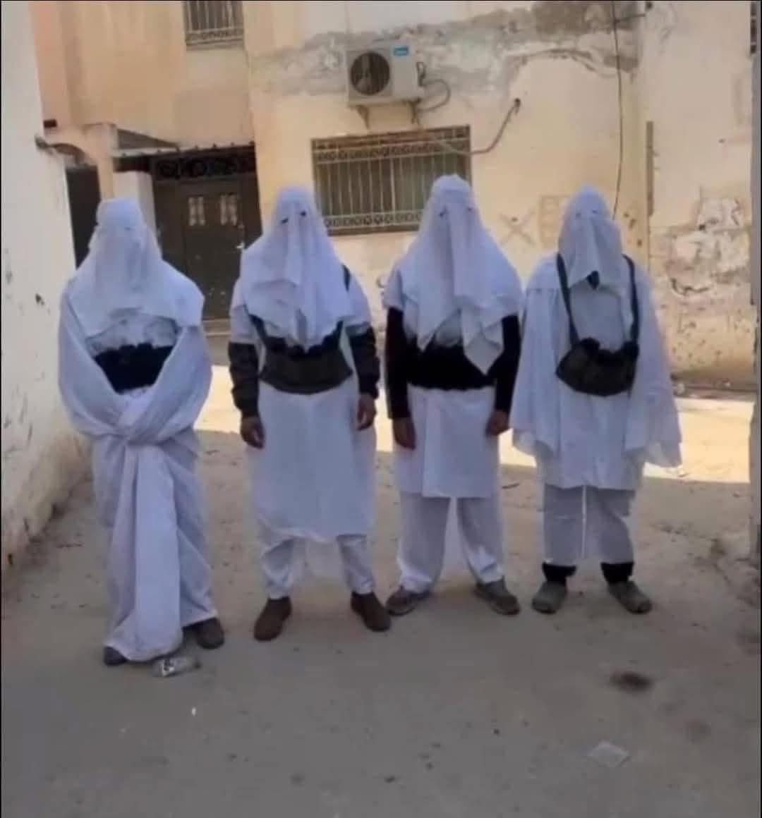 العالم يتجه بقوة نحو الذكاء الاصطناعي وبرامج المحاكاة الذكية

فجأة 
بنزلوا هالحلوين 

يا عمي مين اقنعهم بهيك لبس بستاهل جائزة 
والمفروض يروح يفاوض بلكي اقتنعوا المفاوضين