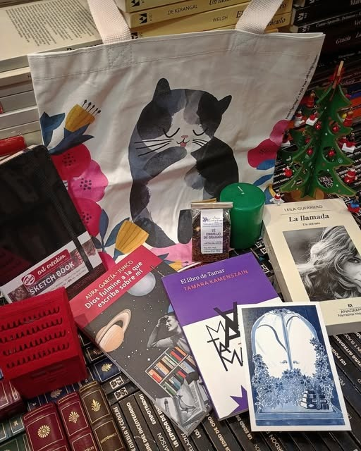 El tercer lote navideño está compuesto por libros de señoras latinoamericanas del bien, porque leerlas es nuestra pasión.

El lote LATINOAMÉRICA incluye:

El libro de Tamara, Tamara Kamenszain
Dios fulmine a quien escriba sobre mí, Aura García-Junco
La llamada, de Leila Guerriero