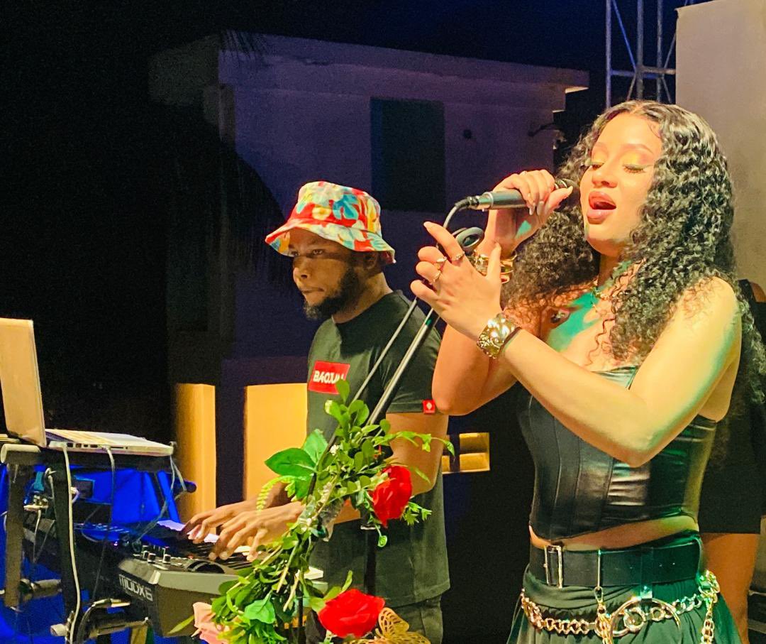 TICKETmaghaiti's tweet photo. Fort-Liberté : Fatima Altiéri charme ses fans sous la pluie

Pour sa première tournée dans le département du Nord-Est depuis la sortie de son dernier album intitulé "Pwoteje m", la chanteuse Fatima Altiéri a illuminé la scène de "Trinity Brothers" à Fort-Liberté, le dimanche 22 décembre 2024 lors du programme "Noël sous les étoiles".

En dépit une pluie fine qui n’a en rien entamé l’enthousiasme du public, Fatima a captivé l’audience avec un mélange de grâce, de charisme et de beauté. Ses chansons, les unes plus émouvantes et intéressantes que les autres, ont transporté les spectateurs dans un univers musical empreint de douceur et de poésie.

Cette soirée d’émotions et de magie, restera gravée dans les cœurs comme le coup d’envoi parfait des festivités de fin d’année 2024 et du Nouvel An 2025 dans la région nord-est d’Haïti. #tickettoupatou
.
.

✍️/📹 : Valéry Félix