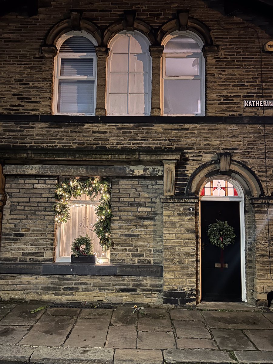 #Saltaire Advent Calendar at 1 Katherine St. A muted #Xmas here in 1932. Blacksmith’s wife, disgraced Georgina Cooper, a Shipley Councillor, pleaded guilty to nicking knickers from Brown, Muff in Bradford &amp; toothpaste &amp; shaving cream from Woolies. Fined £5 or 28 days in prison