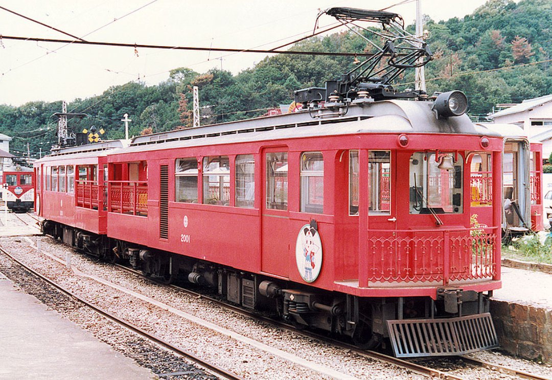 Z型パンタグラフ、旧型もですが軽快電車世代の新型Zパンタ(普及しきる