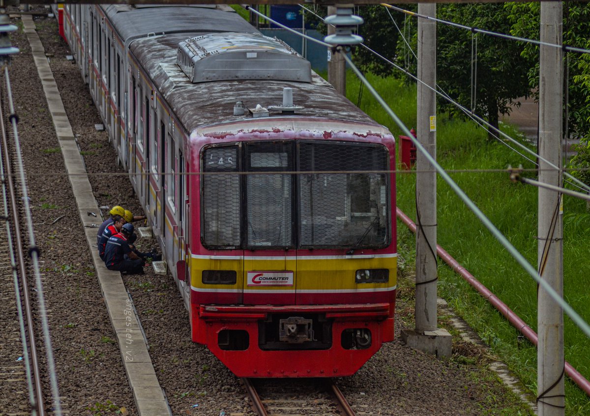 emefpee_media's tweet photo. 05 09F系の写真も撮りましたが、状態は非常に悪く、係員がエンジンを解体しているように見えました
•
•
•
•>05TM09F💐
•
•
#05系 #tm05 #krlcommuterline https://t.co/snWAgnDV9u