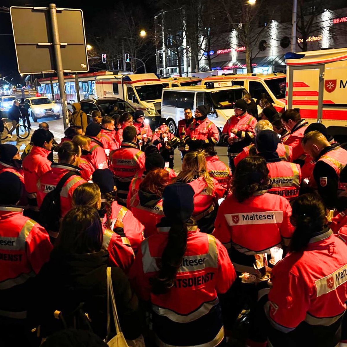 "Gebt dem Hass keine Chance": Tausende Menschen bilden Menschenkette rund um den Magdeburger Weihnachtsmarkt nach dem Anschlag, und das Bistum Magdeburg bringt das Friedenslicht, um die Kerzen zu entzünden.
#Magdeburg