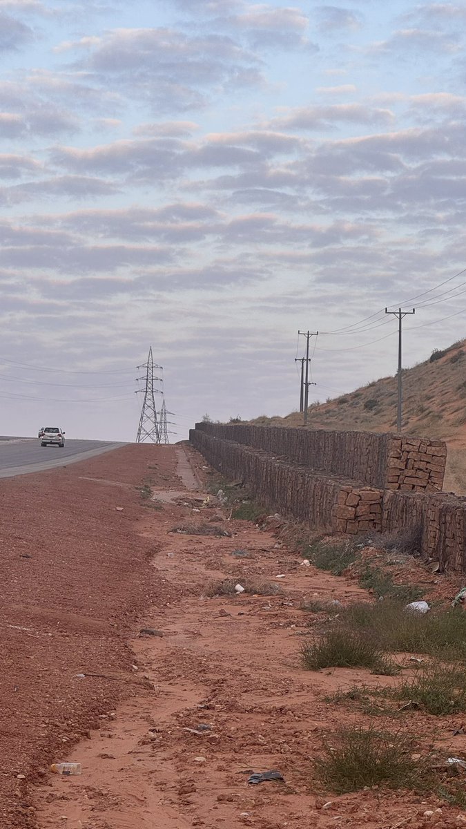 Oldalaqah's tweet image. أم المعاويد: 
نقرة وسط رمال الثويرات لا تستطيع (المعاويد) - الجمال القوية- الخروج منها إلا بكلفة ومشقة، وبعد سفلتة طريق زليغيف غلب عليها إسم ( أم الحصى )  نسبة للحصى المرصوص الذي وضعته الشركة المنفذة للطريق ليكون حاجزا  أمام  زحف الرمال  نحو الطريق .
#قرية_علقة_التاريخية