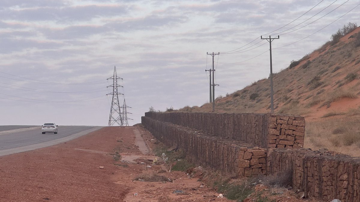 Oldalaqah's tweet image. أم المعاويد: 
نقرة وسط رمال الثويرات لا تستطيع (المعاويد) - الجمال القوية- الخروج منها إلا بكلفة ومشقة، وبعد سفلتة طريق زليغيف غلب عليها إسم ( أم الحصى )  نسبة للحصى المرصوص الذي وضعته الشركة المنفذة للطريق ليكون حاجزا  أمام  زحف الرمال  نحو الطريق .
#قرية_علقة_التاريخية