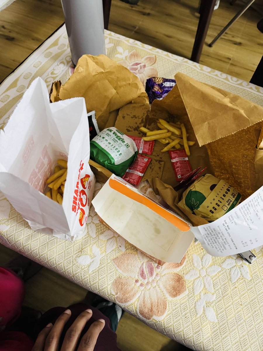 itsankush02n's tweet photo. Dear @zomato @zomatocare Flash 50% sale is completely waste if I receive 50% of what I ordered.

So I order 2 burger meals from zomato &amp; my drinks were missing from my meal. Tried to reached reach out to customer support, it suggest to write you a mail &amp; wait for 72 hours. https://t.co/Y04hqb1N33