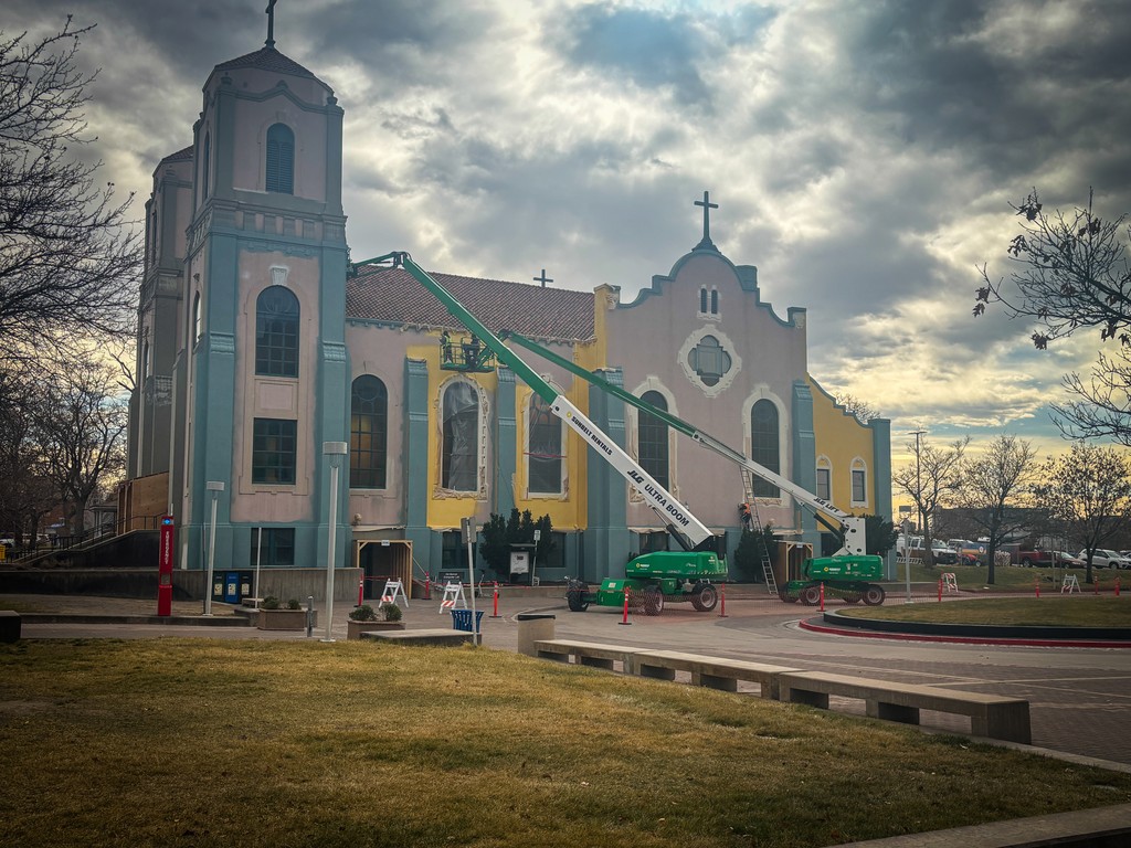 Change is happening! 👀 St. Cajetan’s is being restored to its original colors, preserving its historical charm. This former church has been a pillar of the Auraria Campus community since 1925. Stay tuned for the progress!

Learn more about its story: ahec.edu/auraria/histor…