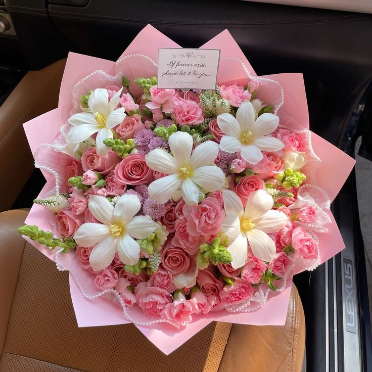 lavieestbelIe's tweet photo. Which bouquet would you choose? https://t.co/lqcxsk9JbD