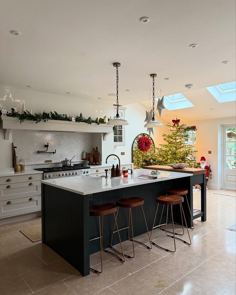 The perfect finishing touches, all ready for the big day🎁🎄

@reviving_no37

#christmasdecor #christmastree #christmasdecorations #festiveseason #christmasmood #christmasmovies #christmascountdown #christmasiscoming