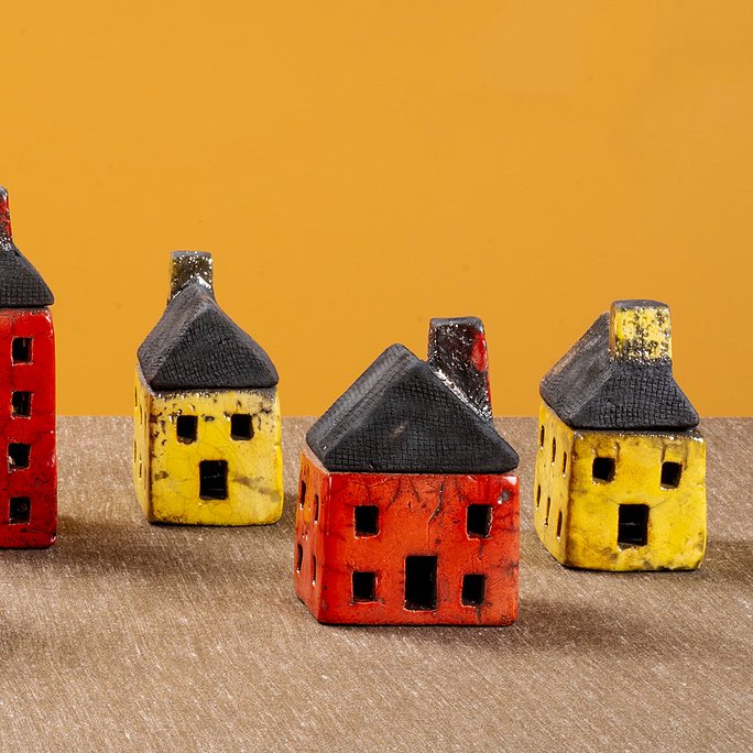 Celebrate the new year with a unique touch of artistry. Tevfik Türen Karagözoğlu’s exquisite ceramic pieces blend traditional techniques with contemporary flair; an unforgettable gift that speaks volumes. Make every moment unforgettable.

#Koleksiyon #Raku #MomentofLife #NewYear