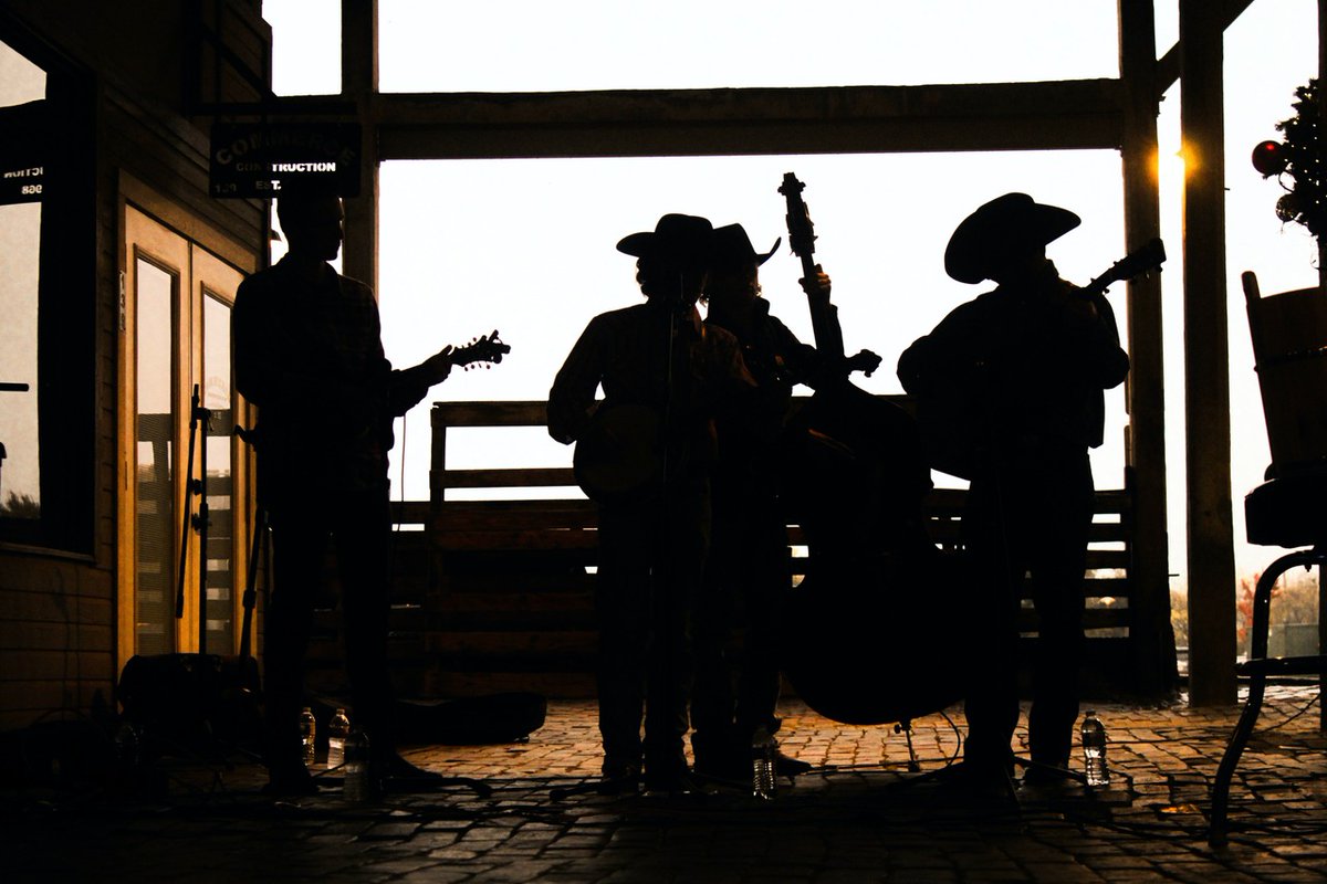RuralRhythm's tweet photo. Listen to Bluegrass Barn Burners featuring high energy bluegrass to kick off your week! 🪕 https://t.co/Z7atitD7Ar https://t.co/haAn6rN28p