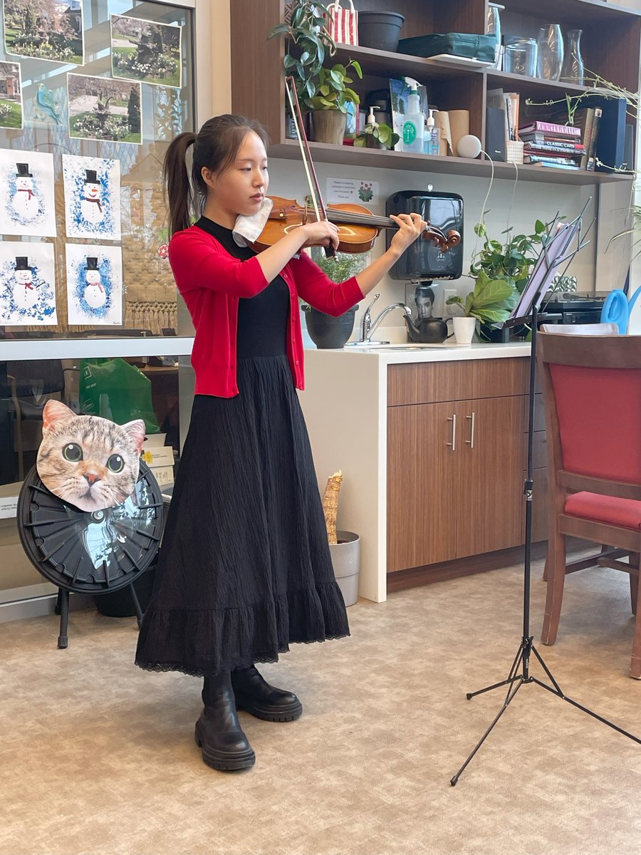AcclaimHealth's tweet photo. We'd like to give our sincerest thanks to violinist Alice Lee for taking the time to play beautiful holiday music for our Soper and Burlington Club members. It's not every day that they get a private concert from a winner of the Fritz Kreisler International Violin Competition! https://t.co/7LDzkRvApg