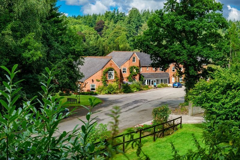 WeAcceptPets's tweet image. The Fox &amp;amp; Hounds Country Hotel in Eggesford Barton near Chulmleigh offers dog-friendly accommodation in the heart of Devon.

🐶 Welcomes dogs and small pets 🐾
weacceptpets.co.uk/devon/987

@FoxHoundsHotel #DogFriendly #Devon #FreshLocalProduce #Fishing #PetFriendly #FamilyFriendly