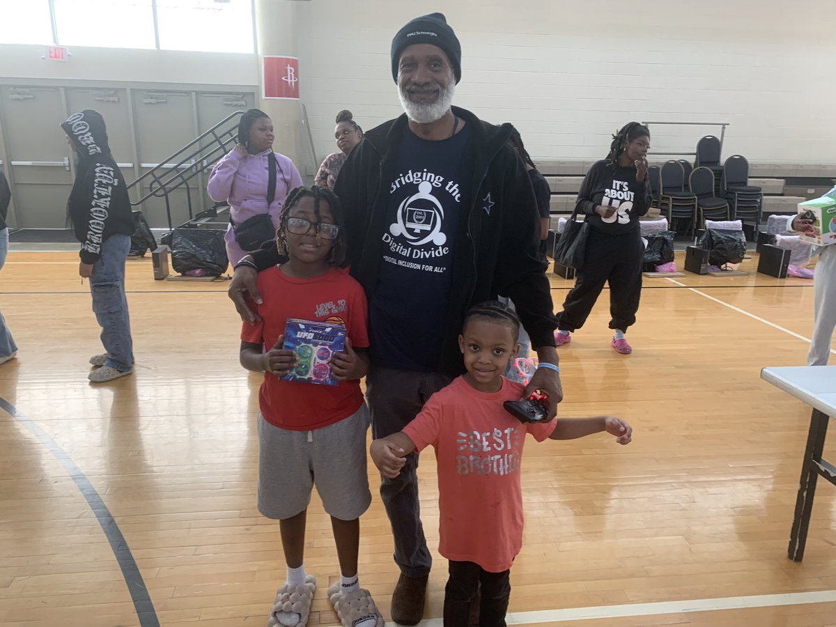 HPDOCAAALIAISON's tweet photo. Bridging The Digital Divide hosted a Computer and Drone Giveaway at Sunnyside Community Center. Special thanks to Councilmember Shabazz for donating zoo tickets to the families and Word On The Street Ministry for helping. https://t.co/CJL0NcyTFL