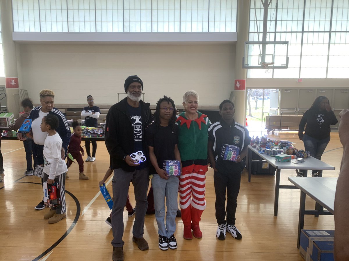 HPDOCAAALIAISON's tweet photo. Bridging The Digital Divide hosted a Computer and Drone Giveaway at Sunnyside Community Center. Special thanks to Councilmember Shabazz for donating zoo tickets to the families and Word On The Street Ministry for helping. https://t.co/CJL0NcyTFL