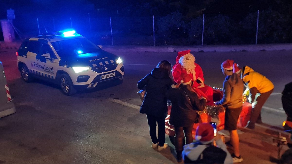 Avui a Sant Josep de la Muntanya ens ha visitat el Pare Noel. Gràcies president i junta per organitzar-li esta rebuda i gràcies <a href="/PLTortosa/">Policia Local Tortosa</a> per acompanyar-lo a tot arreu! Esperem que demà a la nit vingui ben carregat i ens porti molta màgia a tots els barris i pobles de #Tortosa.