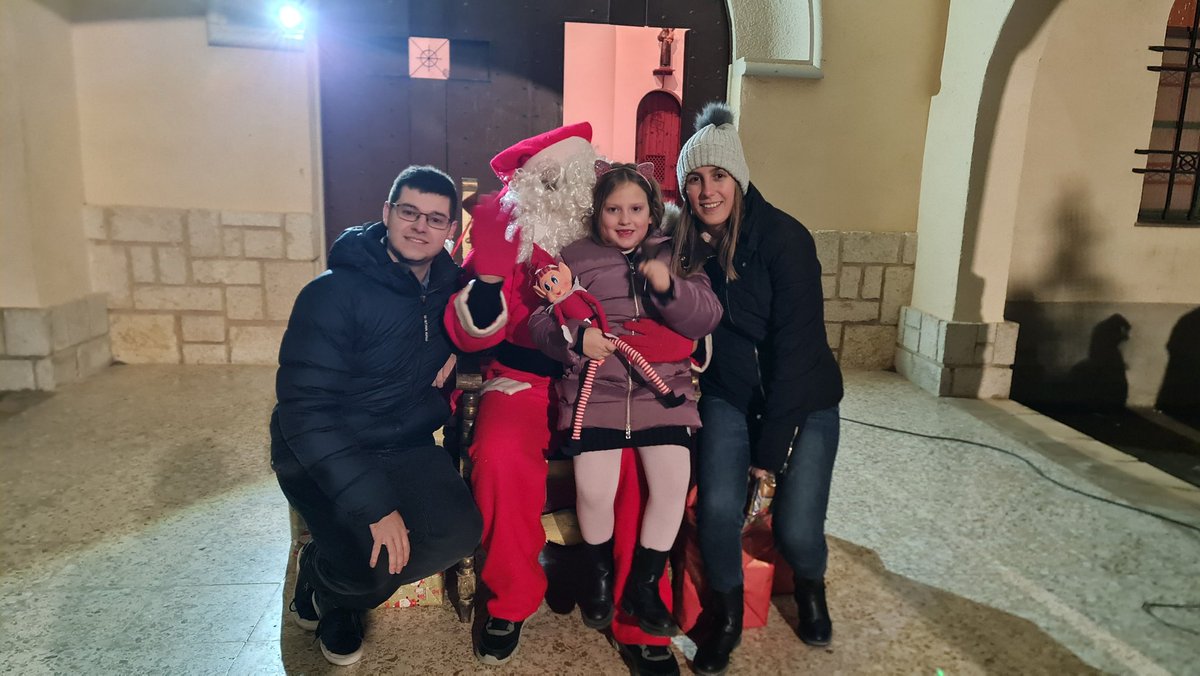 OscarOlogaray's tweet photo. Avui a Sant Josep de la Muntanya ens ha visitat el Pare Noel. Gràcies president i junta per organitzar-li esta rebuda i gràcies @PLTortosa per acompanyar-lo a tot arreu! Esperem que demà a la nit vingui ben carregat i ens porti molta màgia a tots els barris i pobles de #Tortosa. https://t.co/lX7qA9O9Iy