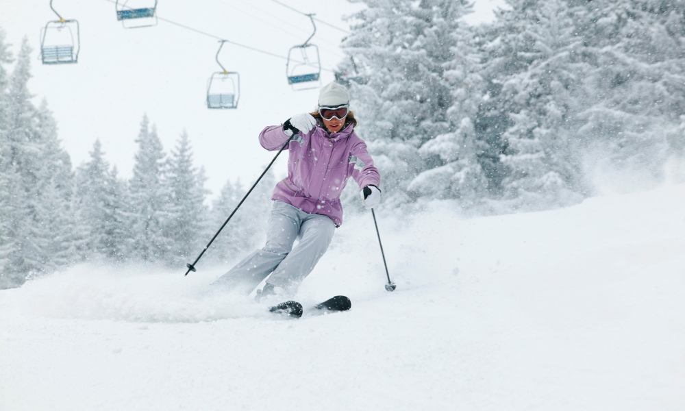 ClubRACC's tweet image. 🎿❄️ ¡La nieve nos llama, pero la seguridad va primero!

Antes de lanzarte a las pistas, revisa estos 5️⃣ consejos clave de seguridad vial para esquiadores. Desde el equipo hasta el respeto en la pista, ¡cada detalle importa! 😉

🔗 racc.es/blog/deportes/…

#Esquí #SeguridadVial