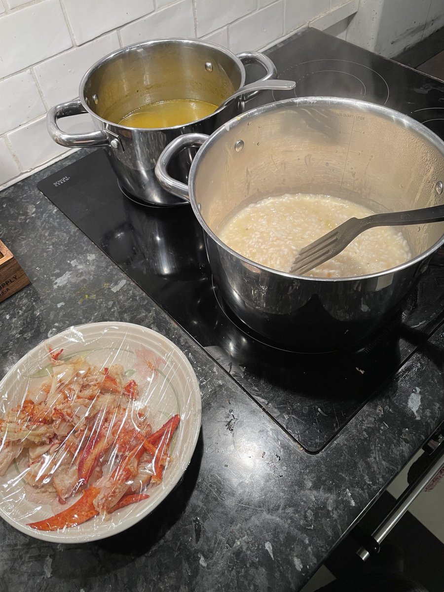 Tyttären vaatiman perinteen mukaan valmistelen aattoa edeltävänä iltana hummeririsottoa Föglöössä. Perinteet voisivat olla paljonkin huonompia. Ha, saaristoon sopiva luomus! Hyviä pyhiä ! #Föglö #hummeri #risotto