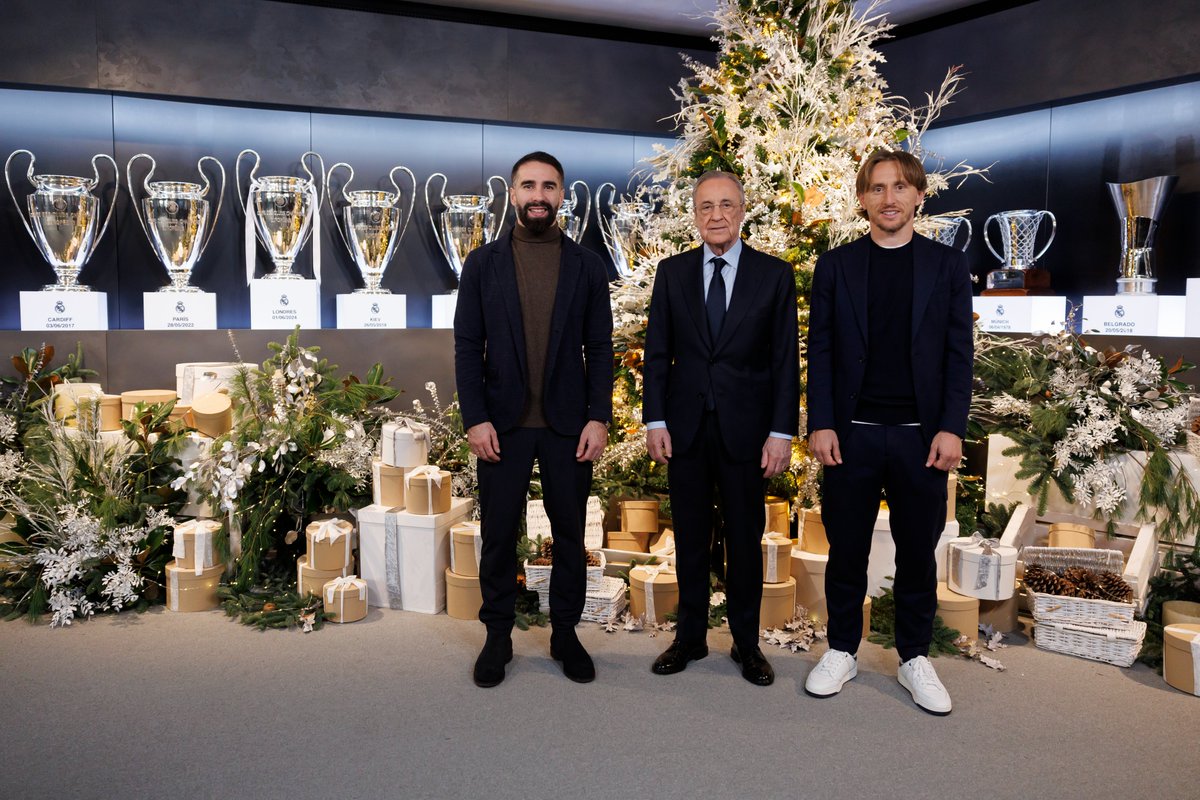 realmadrid's tweet photo. 🌟 ¡Felices fiestas, #Madridistas!
🎄 Florentino Pérez
🎄 @DaniCarvajal92
🎄 @lukamodric10
#RealMadrid https://t.co/avmwV7IzPo