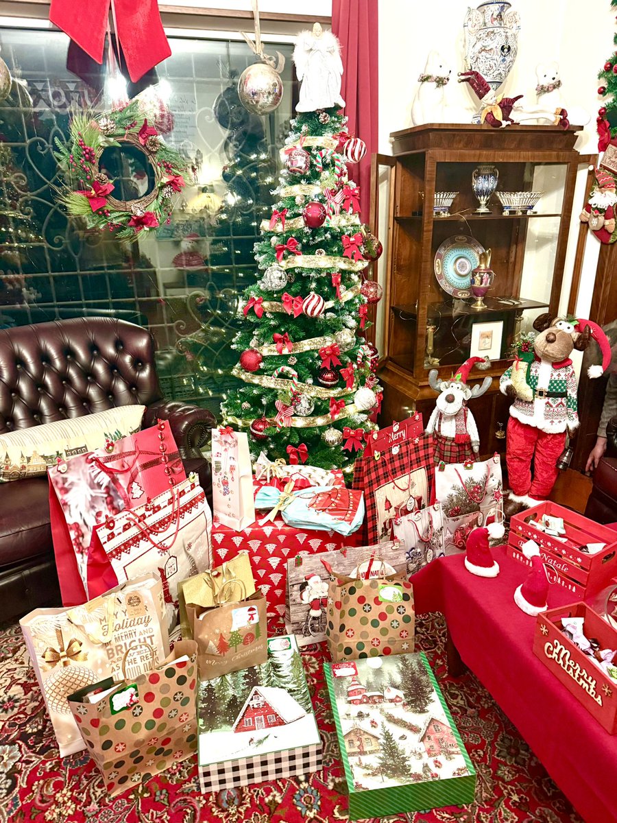 IvanTaurisano's tweet image. My dad has two Christmas trees: one for presents, one for panettone 🎄🎄😆🇮🇹 #italianchristmas