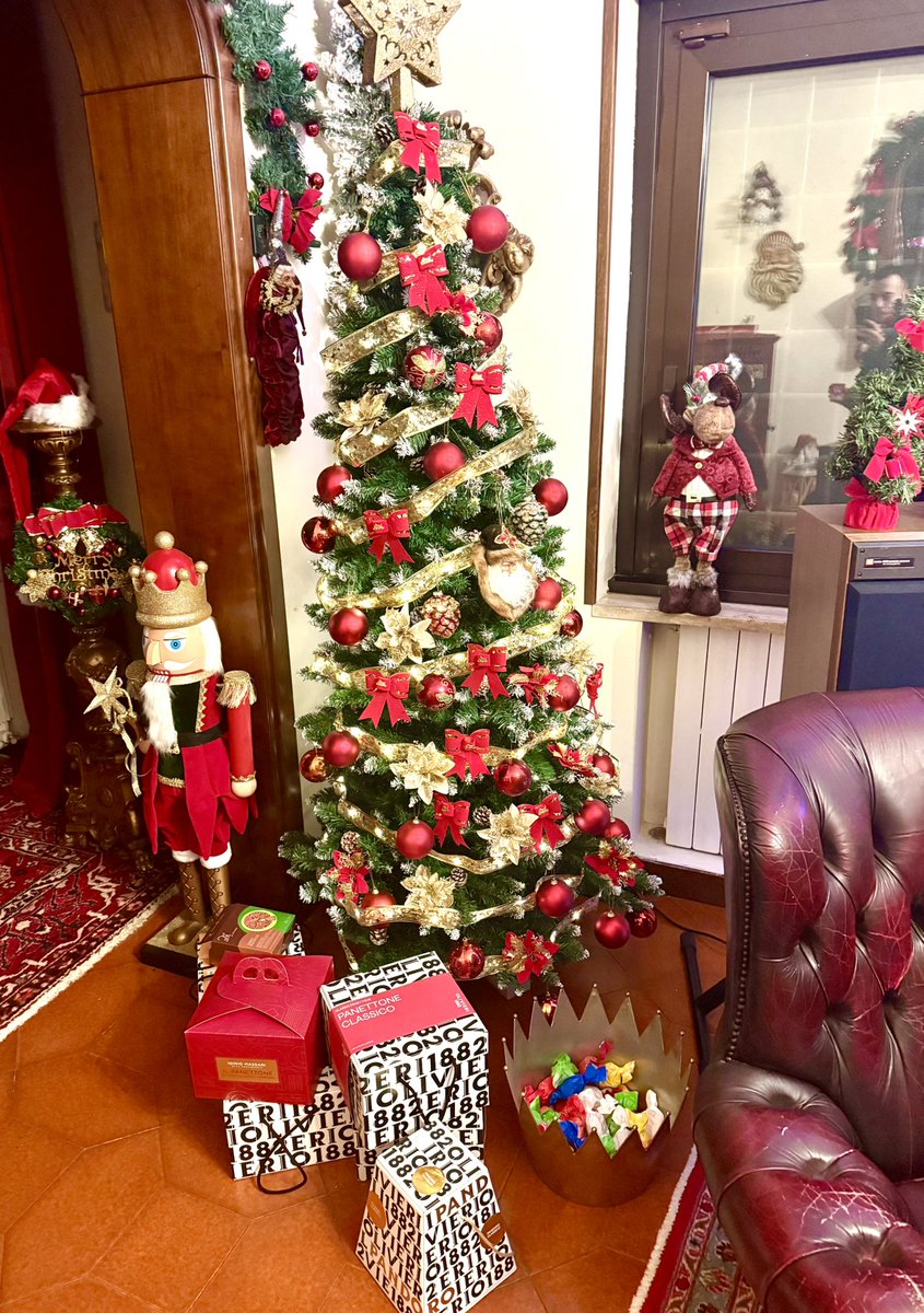 IvanTaurisano's tweet image. My dad has two Christmas trees: one for presents, one for panettone 🎄🎄😆🇮🇹 #italianchristmas