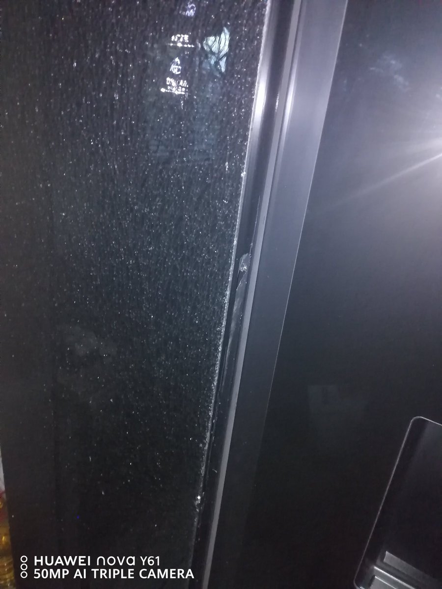Papa_Lebo5326's tweet image. What could be the cause for the mirror door on the fridge to just crack own it's own like this?
