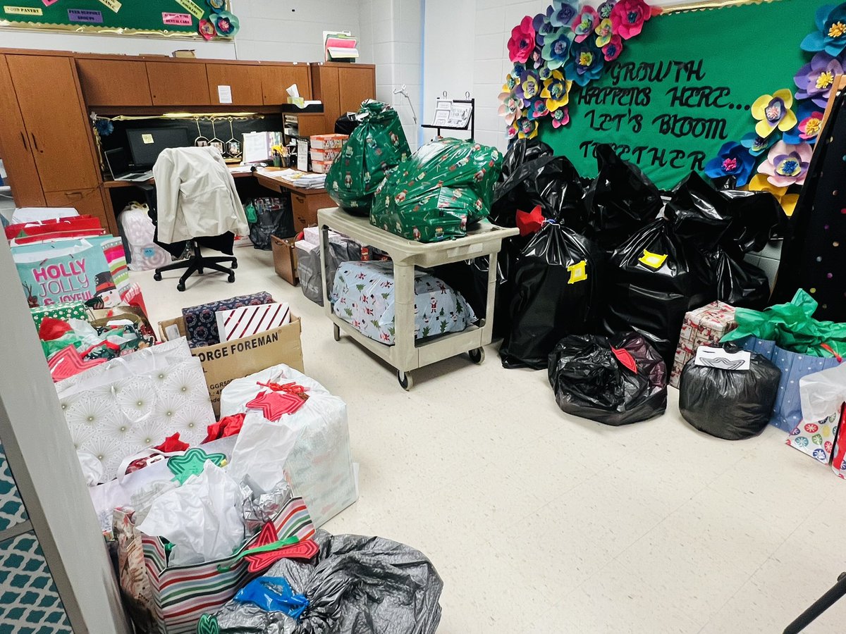 canerunfrc's tweet photo. @CaneRunCougars are thankful for our partners at Dow, DuPont, Midwest Environmental , Lubrizol, @_NewBirth_ and individual sponsors who helped us make the holidays brighter for 66 families!! Thank you for your partnership! #grateful https://t.co/YbLge62F2b