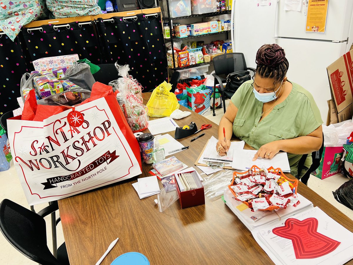canerunfrc's tweet photo. @CaneRunCougars are thankful for our partners at Dow, DuPont, Midwest Environmental , Lubrizol, @_NewBirth_ and individual sponsors who helped us make the holidays brighter for 66 families!! Thank you for your partnership! #grateful https://t.co/YbLge62F2b