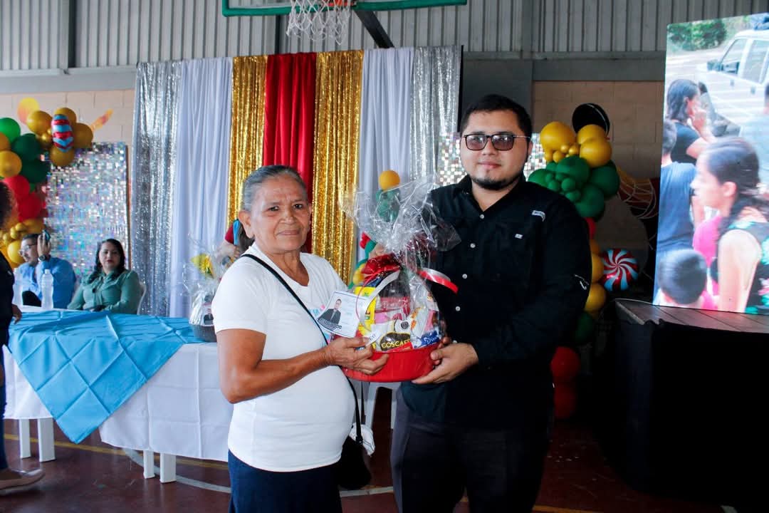 Nuestro alcalde de Cabañas Este, <a href="/EdgardOficialSV/">Edgardo Portillo🇸🇻</a>, junto a nuestra estructura de Sensuntepeque, compartieron un momento especial en vísperas de la navidad con los líderes comunitarios del municipio; con regalos, rifas y un almuerzo, todos los asistentes disfrutaron de este