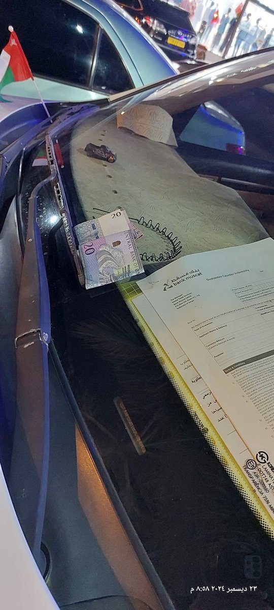 maysssar's tweet photo. مرحبا اليوم رحت لاتسوق من بيلو وصلت واخدت البوك ومن دون ما انتبه طاح منو 45 ريال دخلت للتسوق وضليت ساعة ونص خلصت ورحت السيارة حصلت الفلوس على الزجاج الأمامي شخص محصلهم وحاطهم على زجاج السيارة جزاه الله كل خير  وليس بغريبة على أهل عمان واهلنا في ظفار خاصة ونعم العشرة يا أهل عمان https://t.co/9rqDJnTWAv