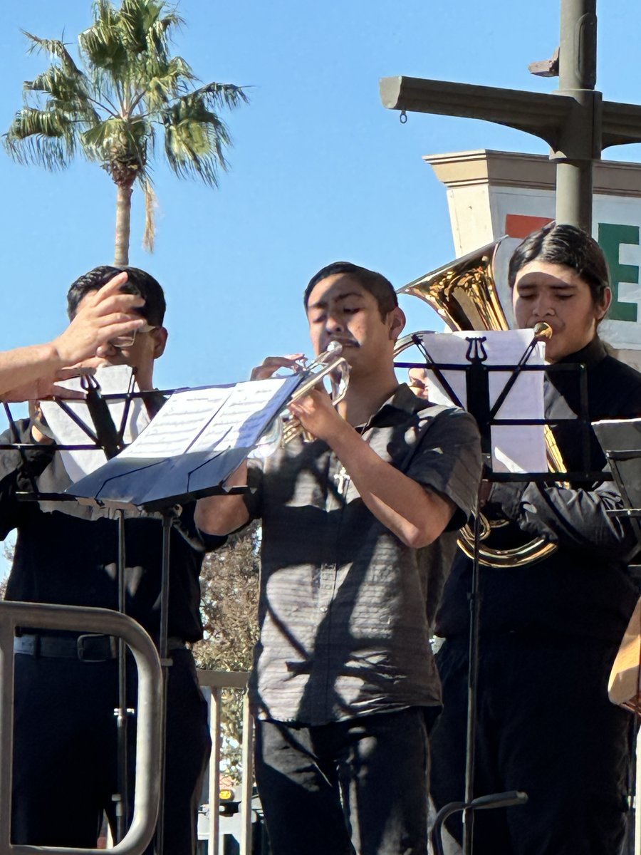 HarmonyProject's tweet image. Last month, our talented students brought the heat to the #TamaleFestival, helping make this cultural celebration even more special. Check out the 📸.

#HarmonyProject #GiveMusicChangeLives #StudentMusicians #CommunityVibes #MusicForAll #MusicForHarmony #LaHabraMusic #LaHabra