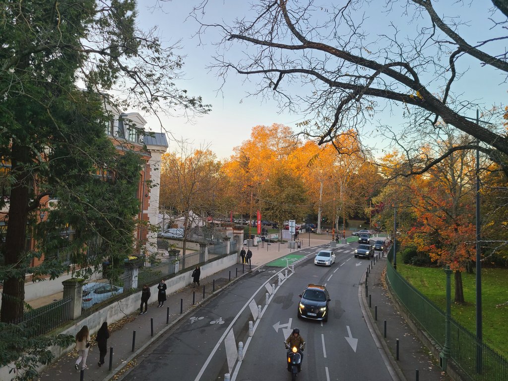 这两周一直在debug一个混合信号电路
前面是一堆ADC，中间是个用各种gate手搓出来的数字电路，还带着一堆SRAM跨时钟域，后面是一个verilog写的数字模块，合计接近3Gbps的数据吞吐量

感觉脑细胞已经要烧没了orz