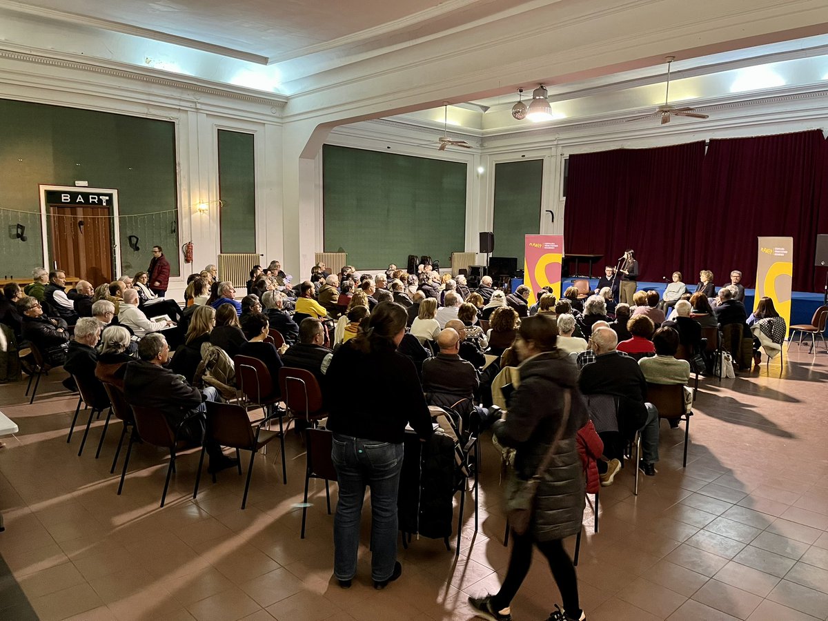 Ple de gom a gom a la presentació del primer llibre editat per efes.cat “La Segarra, lletra i paisatge”. Primera edició exhaurida, anunciem la segona edició.