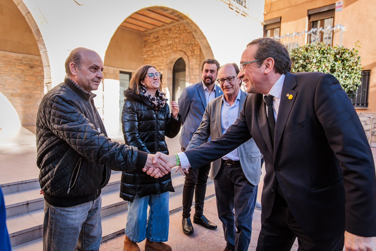 Tanco la visita a la Conca de Barberà a l’<a href="/AjtViP/">Aj. Vimbodí i Poblet</a>, on signo el Llibre d’Honor i em reuneixo amb l’alcalde <a href="/JoanCanelaRios/">Joan Canela Rios</a>.

Admirat d’aquest municipi envoltat per un ric patrimoni natural, arquitectònic i cultural, terra de vinyes i referent de l’artesania del vidre.