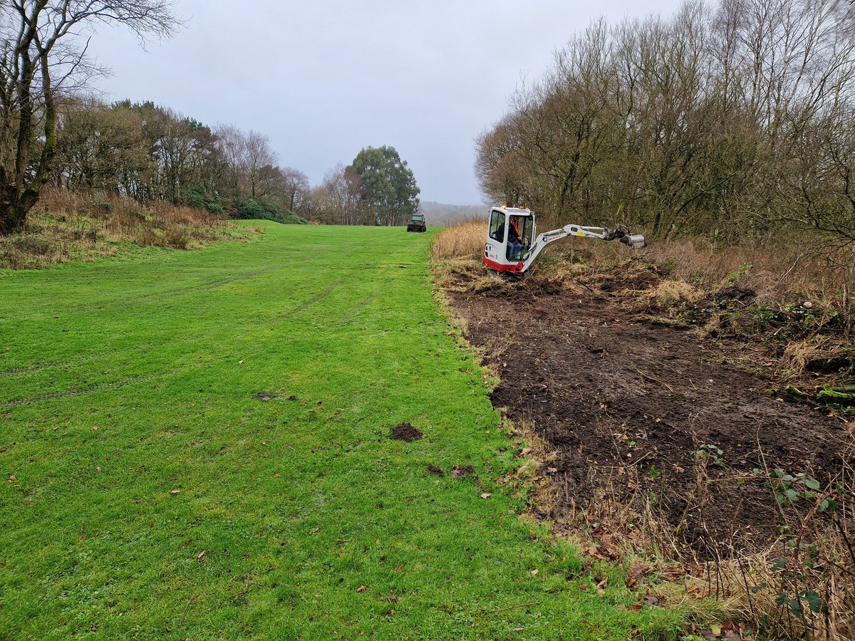 ChorleyGolfClub's tweet image. 23/12
Last few days @DiggerduncTPL been in and finished today. Finding new drains on 8th, which are now running and making a start on clearing the scrub front right of the 11th white tee.
We also prepped the 3rd tee which had previously been rotovated for turfing in the new year.