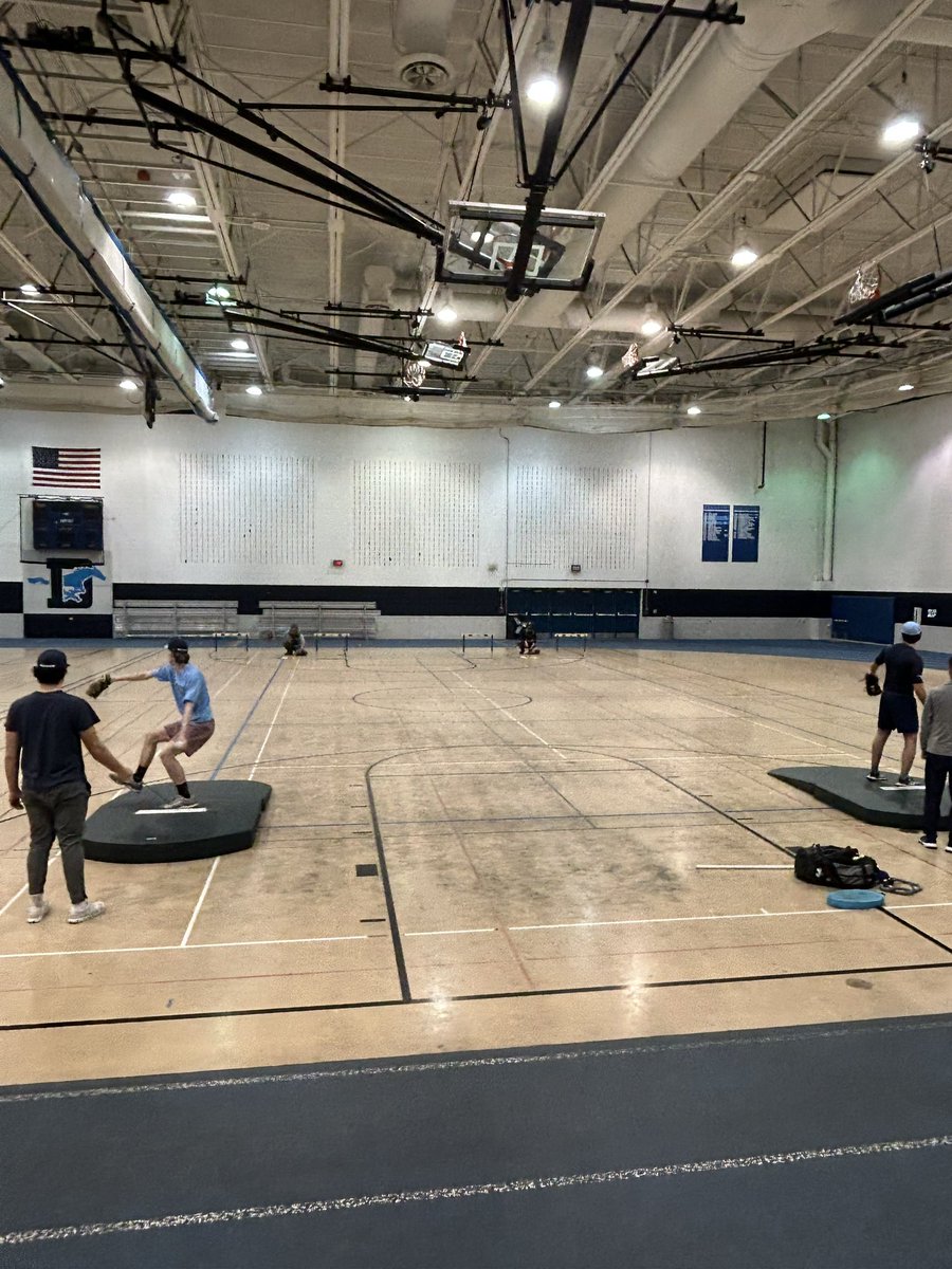 parps34's tweet photo. The pitching lab is open over break! Great turnout again of pitchers and catchers open gym. @DgsBaseball https://t.co/l2Cl5S4GFD