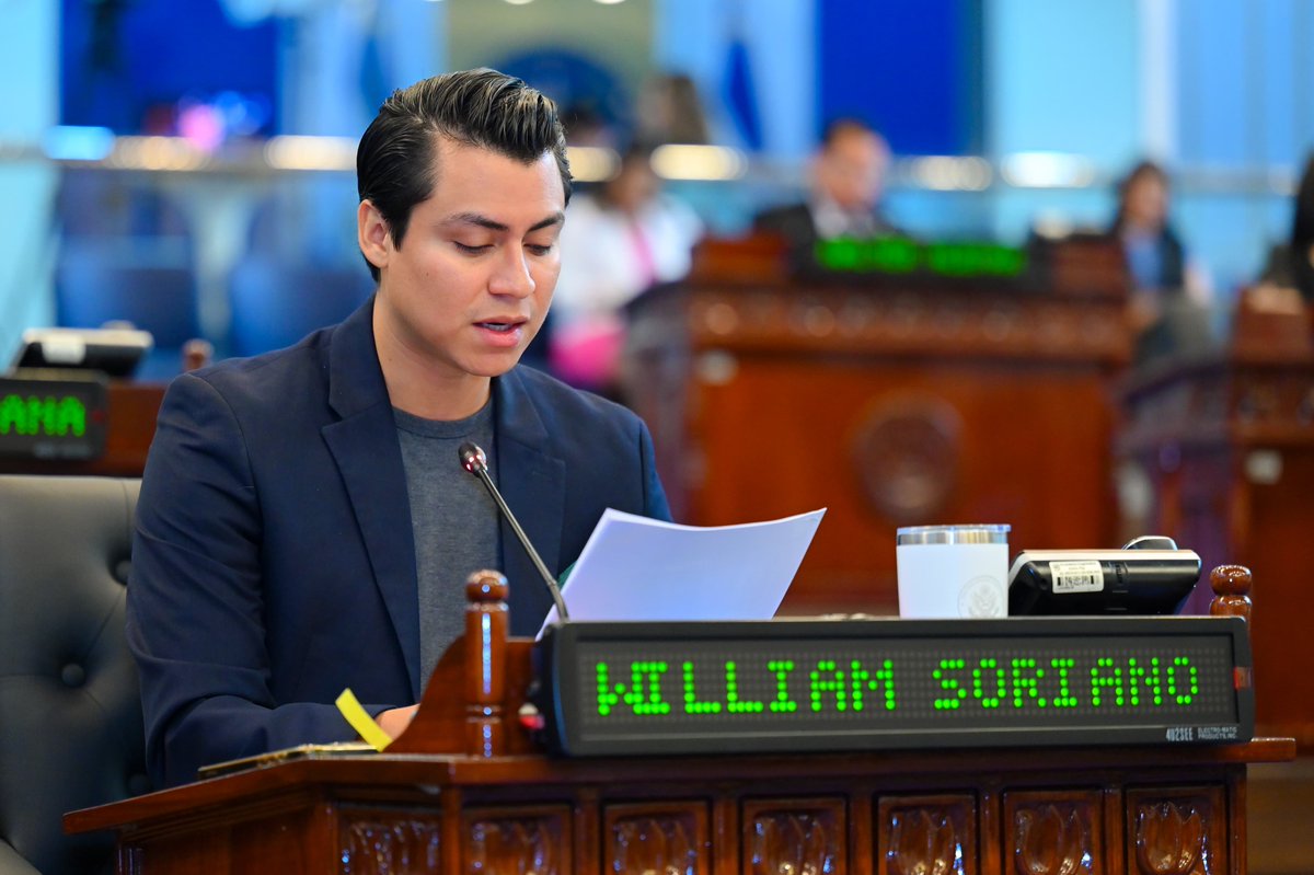 prensagrafica's tweet photo. El diputado William Soriano, de la fracción  legislativa de Nuevas Ideas, lee el dictamen favorable que contiene la nueva Ley General de Minería Metálica, durante la sesión plenaria número 36. 

Todo lo relativo sobre este tema, lo encuentras acá https://t.co/VTOAxguJQr https://t.co/BW5UfJMHbN