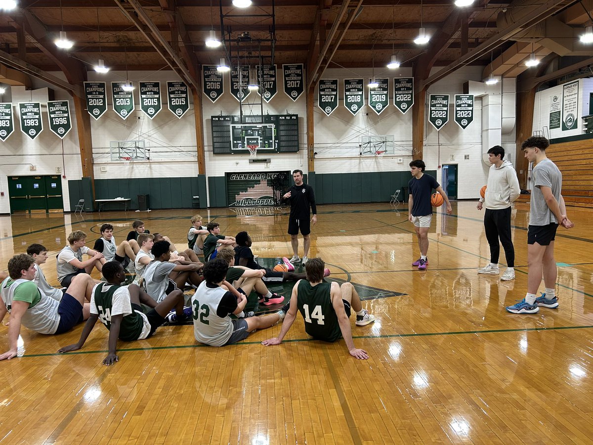 HoopsGBWest's tweet photo. Words of wisdom and workouts

Thank you to Hilltopper state champs @PaxtonWarden @bobbydurkin2 @Ryan_Renfro9 coming back this morning to connect and talk with our guys #West #Family https://t.co/Rwx0ADQ7xn