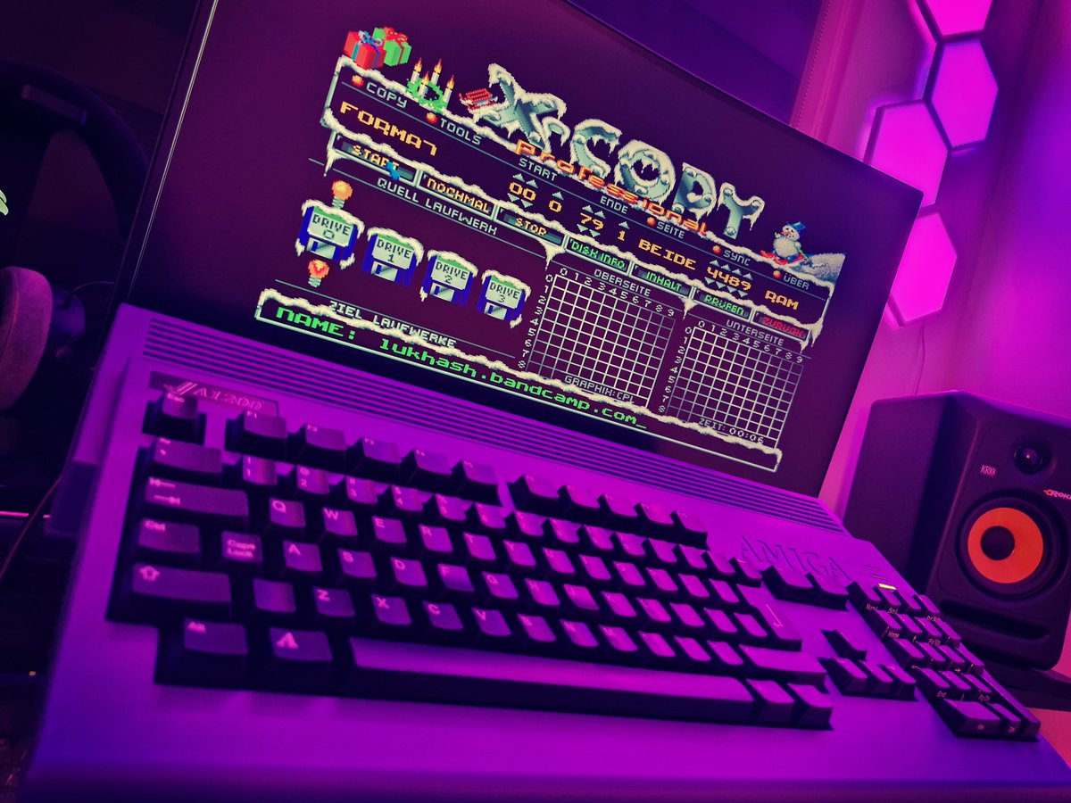 All music at lukhash.bandcamp.com is now FREE to download for next few days ✨🎁🎄 Go grab some copies of and enjoy the tunes! 👾🎶 Hope you have an amazing Christmas!🎅❤️