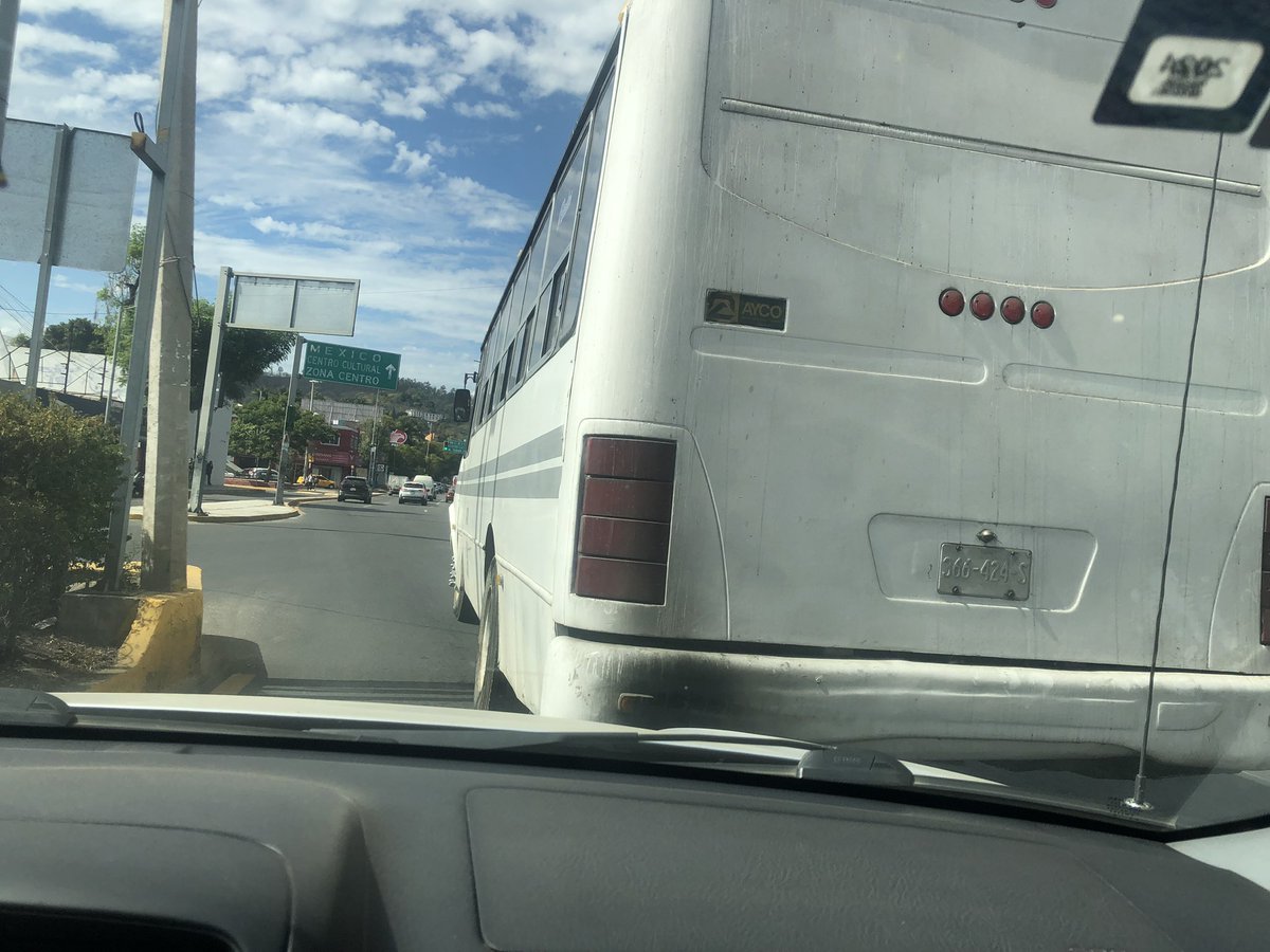 a1235z's tweet photo. Este urbanero se viene cerrando en calzada h de Chapultepec @SEMOVI_GobOax @Policia_GobOax https://t.co/MWchbegQKy