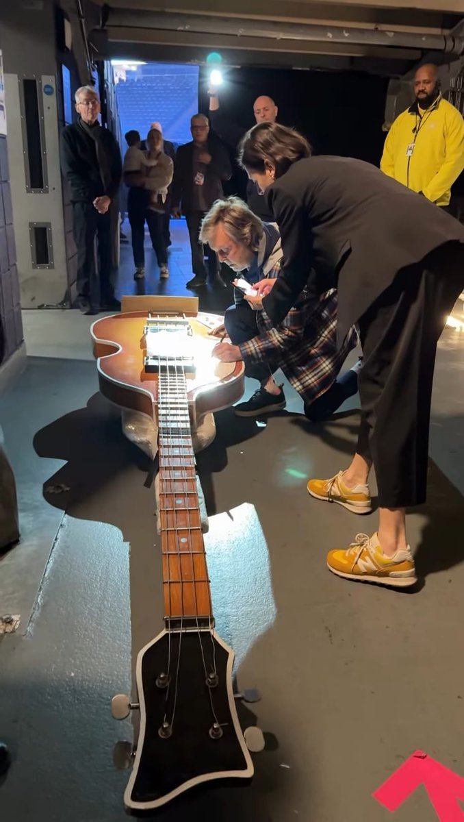 Diario_Beatles's tweet photo. Paul McCartney signing a large Hofner bass guitar from the instagram hofnerguitar backstage at his show last Thursday, the 19th in London 🇬🇧. https://t.co/UdZ0ZarHYg