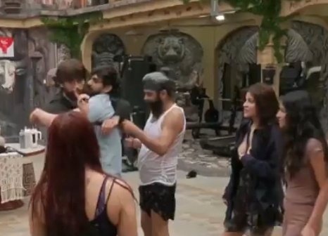 theUnsungTweety's tweet photo. This guy was forcefully into the swimming pool and the girls including Kashish were tearing his clothes!!!
Wasn't this character assassination?
@BeingSalmanKhan @BiggBoss
SHAME ON KASHISH https://t.co/NmTLSw2Acy